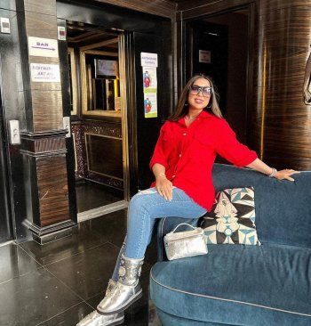 شاهد .. الجمهور يعترض على أحدث اطلالة لـ دنيا بطمة والسبب .. سروالها!