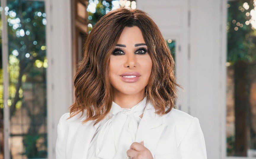 شاهد .. نجوى كرم تتسلم درعاً تكريمياً بعد افتتاحها معرضاً بالشارقة-بالصور