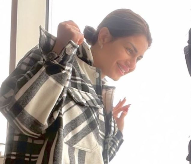 من بيروت .. منة فضالي تخطف الانظار بدون ماكياج- شاهد