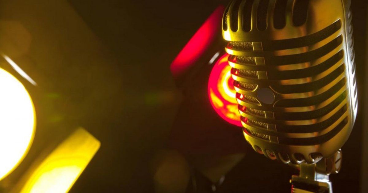 شاهد .. نجمة شهيرة تكشف انها ولدت بـ ذيل !! وصورة لها من طفولتها تنتشر بقوة