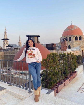 شاهد .. بين حارات الشام القديمة...نسرين طافش في أحدث ظهور لها - بالصور