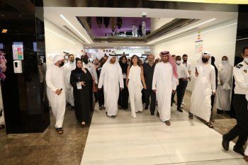 شاهد .. نجوى كرم تتسلم درعاً تكريمياً بعد افتتاحها معرضاً بالشارقة-بالصور