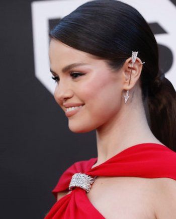 شاهد .. قرط أذن سيلينا غوميز حديث المتابعين والسبب شكله