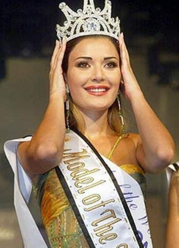 شاهد .. صور نادرة لـ سيرين عبد النور يوم انتخبت ملكة جمال في مسابقة عالمية