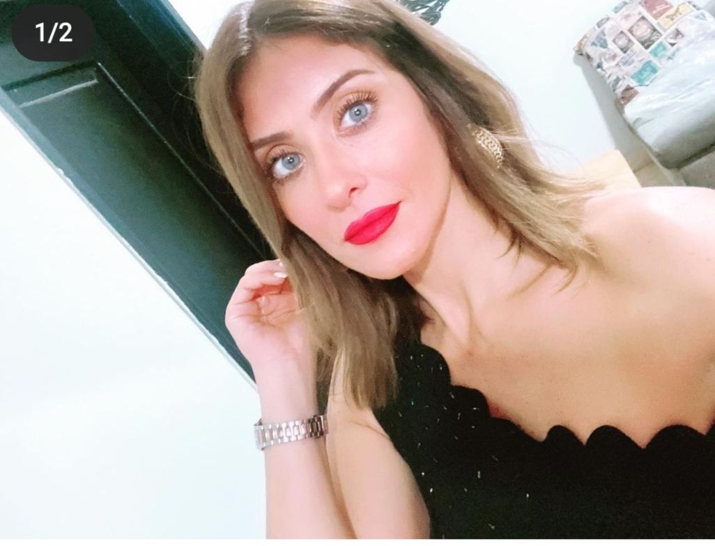 بفستان كتف وكتف .. هيدي كرم تخطف الانظار بأحدث ظهور لها- صور