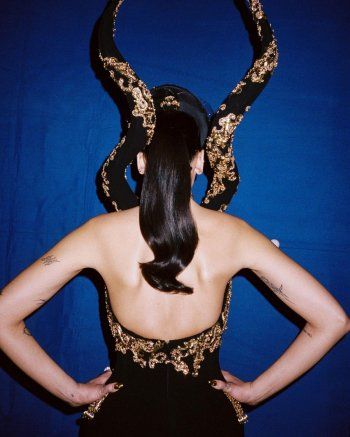 شاهد .. دوا ليبا بفستان خارج عن المألوف.. وإطلالتها شيطانية!