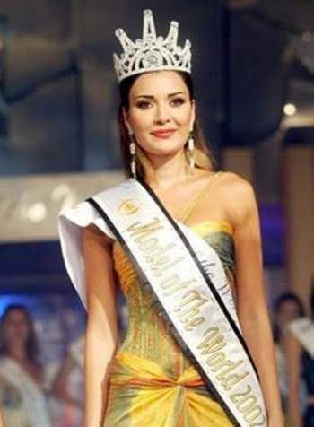 شاهد .. صور نادرة لـ سيرين عبد النور يوم انتخبت ملكة جمال في مسابقة عالمية