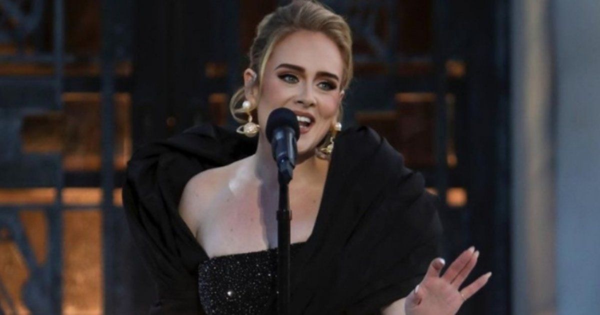 شاهد .. أديل تنظف أنفها بإصبعها وتنسى نفسها أمام الناس !! -بالصورة