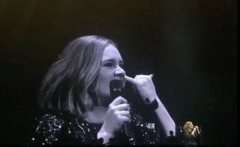 شاهد .. أديل تنظف أنفها بإصبعها وتنسى نفسها أمام الناس !! -بالصورة