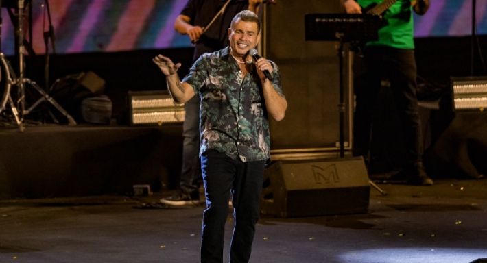 بالصور – قميص عمرو دياب في موسم الرياض حديث العالم