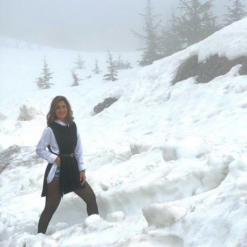 شاهد .. بالصور- منة فضالي تتحدى البرد..بالشورت على الثلوج