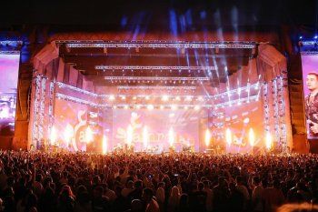 شاهد .. بالصور- عمرو دياب يشعل الأجواء في حفله الأخير