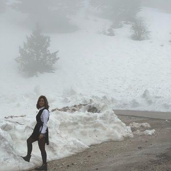 شاهد .. بالصور- منة فضالي تتحدى البرد..بالشورت على الثلوج