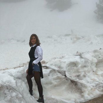 شاهد .. بالصور- منة فضالي تتحدى البرد..بالشورت على الثلوج