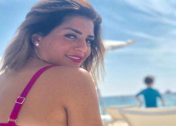 منة فضالي وسط ثلوج لبنان بـ” الشورت ” – شاهد