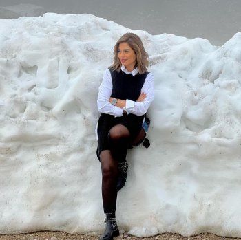 شاهد .. بالصور- منة فضالي تتحدى البرد..بالشورت على الثلوج