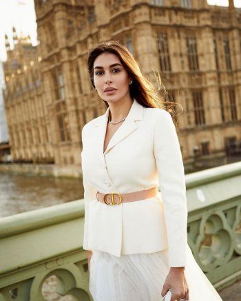 شاهد .. بالفيديو والصور- ياسمين صبري تشع بياضا بأخر إطلالة لها