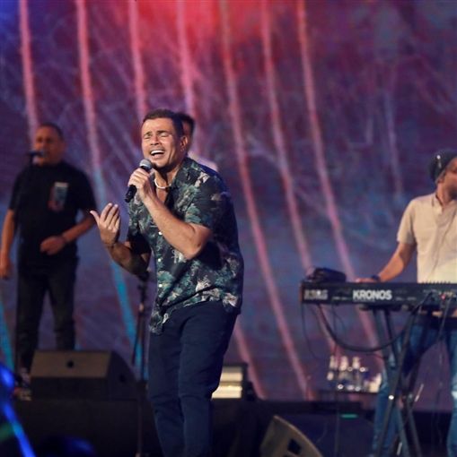 بالصور – قميص عمرو دياب في موسم الرياض حديث العالم