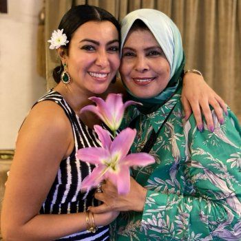 شاهد .. بالصورة - ميرهان حسين تحتفل بعيد ميلاد والدتها والمتابعون يلاحظون الشبه الكبير بينهما