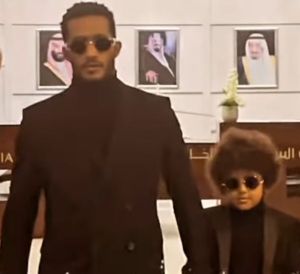محمد رمضان يخطف الانظار برفقة نجله في السعودية- شاهد