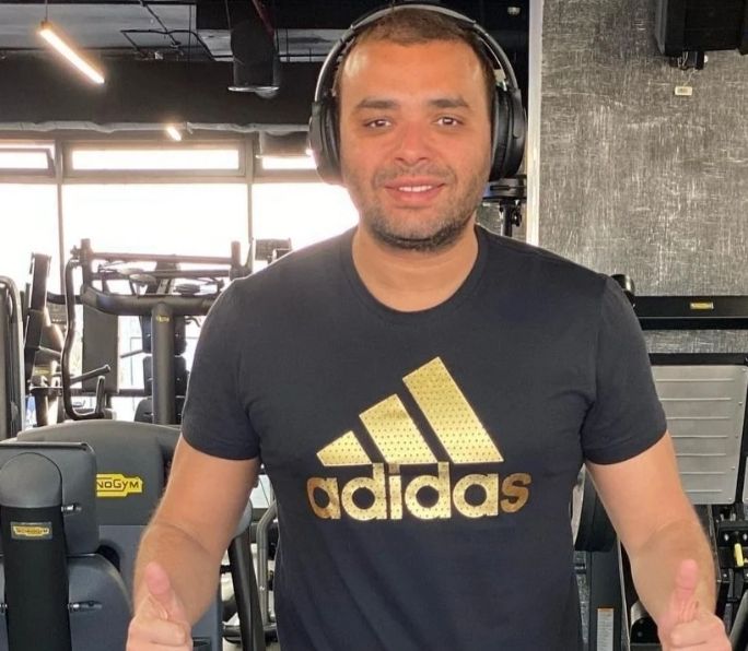 رامي صبري يستعرض لياقته البدينة من داخل الجيم- شاهد