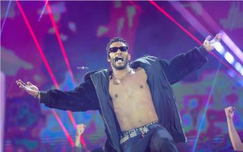 شاهد .. بالصور- محمد رمضان يشعل الأجواء في حفله الأخير في السعودية