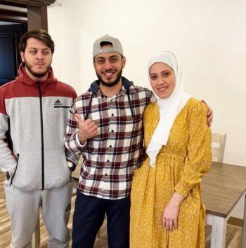 شاهد .. المعتصم بالله مقداد يُحدث ضجة بهذه الصور وماذا يُحضّر لشقيقه وزوجته؟