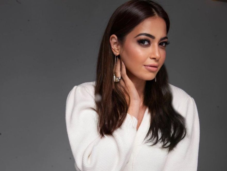 داليا مصطفي تسحر متابعيها بإطلالة باللون الابيض – شاهد