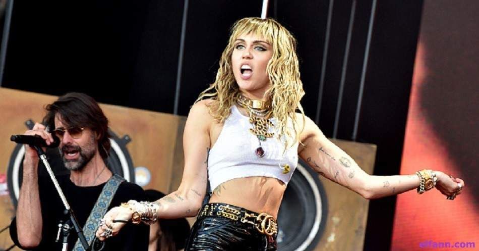 شاهد .. مايلي سايرس تؤدي حركات على المسرح تستفز المتابعين