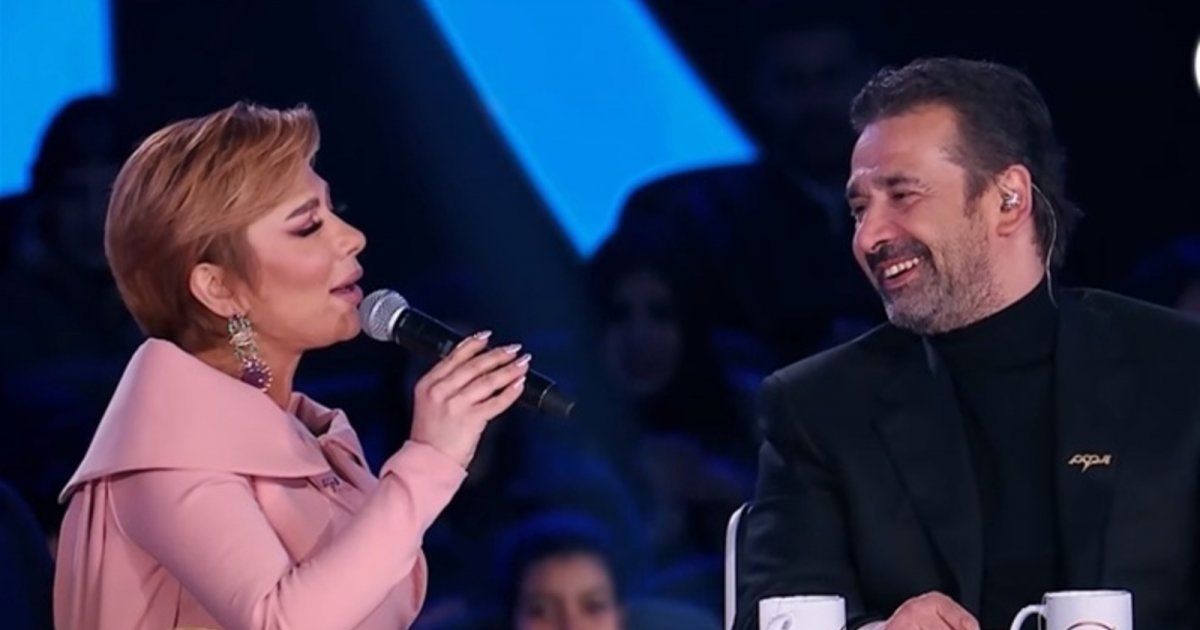 شاهد .. بالصورة- كريم عبد العزيز يقبل يد أصالة مباشرةً على هواء