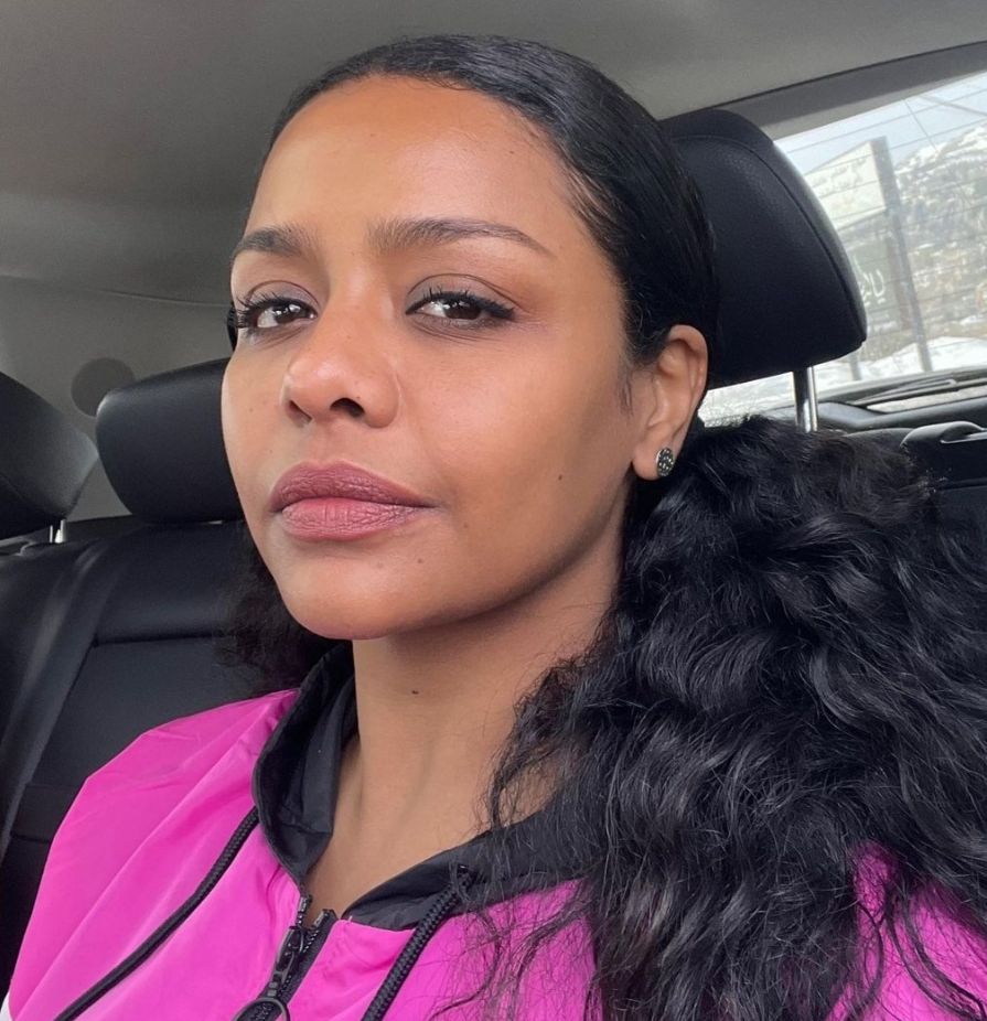 بدون ماكياج.. أسماء ابو اليزيد تُصبح علي جمهورها من داخل سيارتها- صور