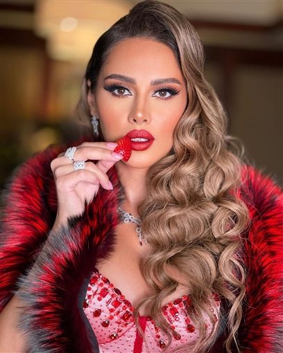 بالفيديو – وصلة رقص من ” ياسمين رئيس ” خلال حفل زفاف ابنة الفنانة