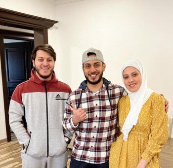 شاهد .. المعتصم بالله مقداد يُحدث ضجة بهذه الصور وماذا يُحضّر لشقيقه وزوجته؟