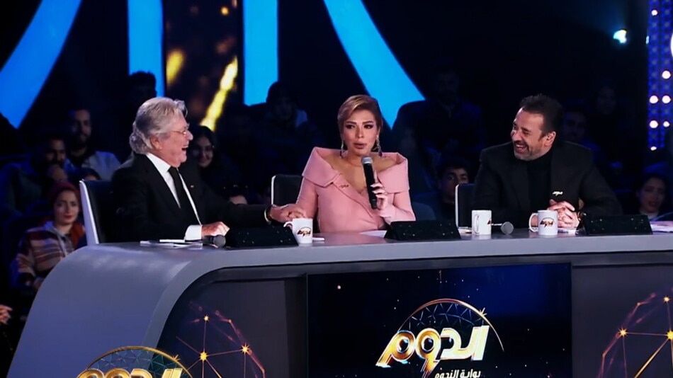 بالفيديو – كريم عبد العزيز يقبل يد أصالة على الهواء