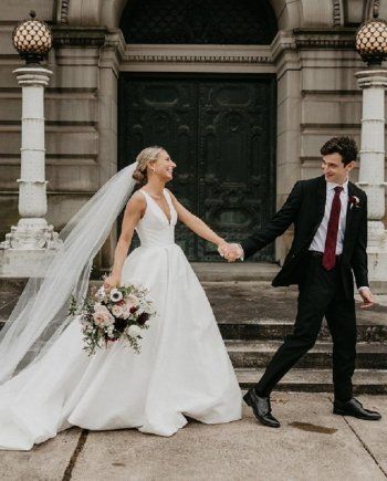 شاهد .. بالصور - توم هانكس يفاجئ عروساً يوم زفافها وهذه ردة فعلها