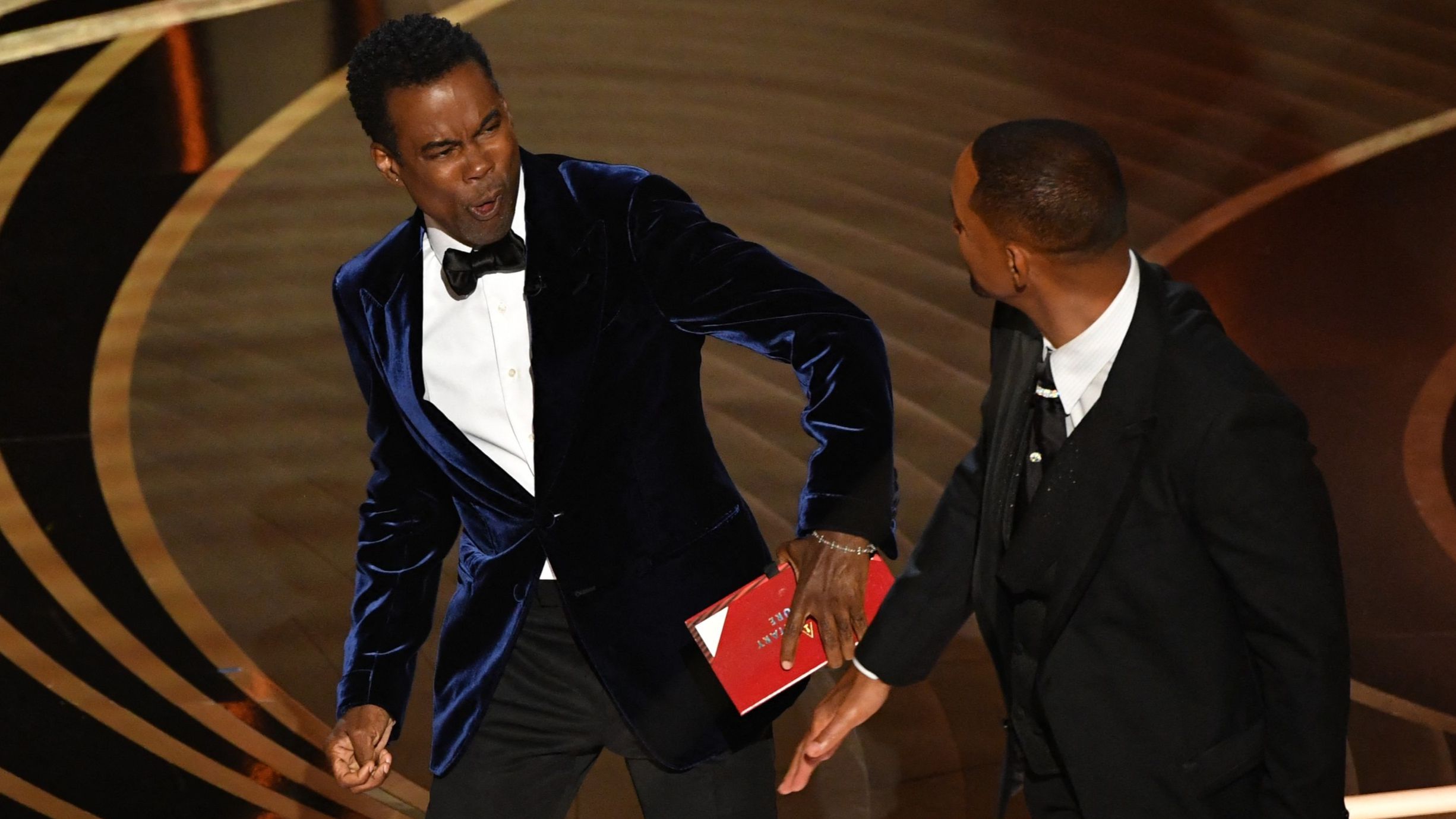 فيديو.. ويل سميث يصفع مقدم حفل الأوسكار على وجهه