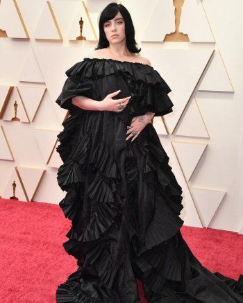 شاهد .. بيلي إيليش تفاجئ المتابعين بفستان غريب للغاية - بالصورة