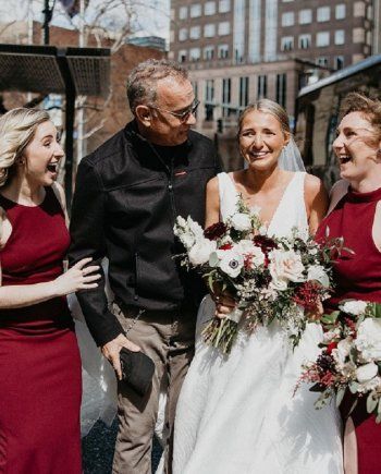 شاهد .. بالصور - توم هانكس يفاجئ عروساً يوم زفافها وهذه ردة فعلها