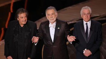 شاهد .. بالصورة - حفل الأوسكار يجمع ممثلي العراب للإحتفال بعيده الخمسين