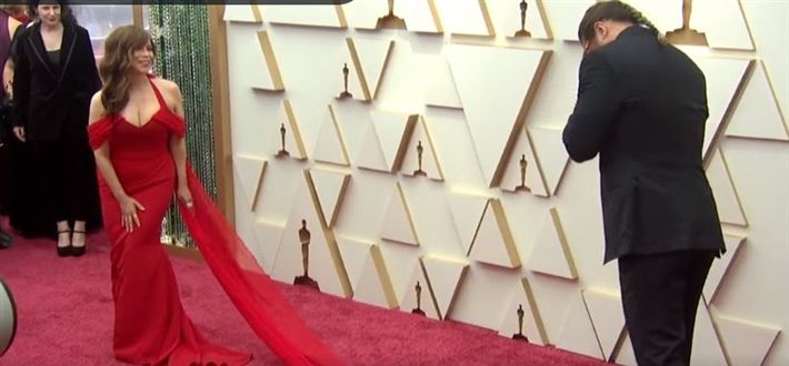 بالفيديو – جايسون موموا كان هيوقع فستان روزي بيريز