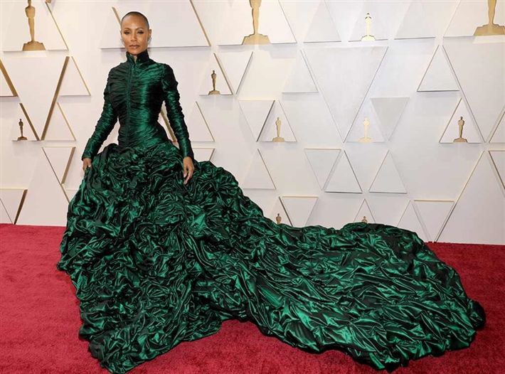 زوجة ويل سميث تخطف الأنظار بفستان الشجرة – شاهد