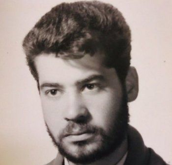 شاهد .. مصطفى الآغا بصورة نادرة بالأبيض والأسود ويعلّق: "عندما كانت كل الدنيا والنفوس غير"