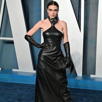 شاهد .. جوليا فوكس بإطلالة غريبة في حفل ما بعد الأوسكار.. وماذا عن اليد التي تخنقها