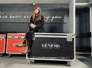 شاهد .. بالصور - ليلي كولينز تحتفل بآخر حفل غنائي لفريق Genesis مع والدها فيل كولينز