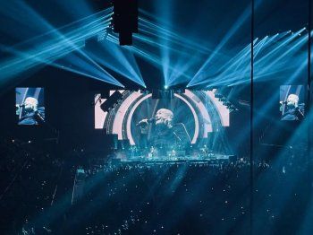 شاهد .. بالصور - ليلي كولينز تحتفل بآخر حفل غنائي لفريق Genesis مع والدها فيل كولينز