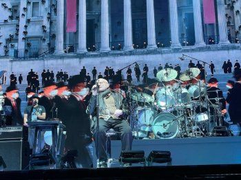 شاهد .. بالصور - ليلي كولينز تحتفل بآخر حفل غنائي لفريق Genesis مع والدها فيل كولينز