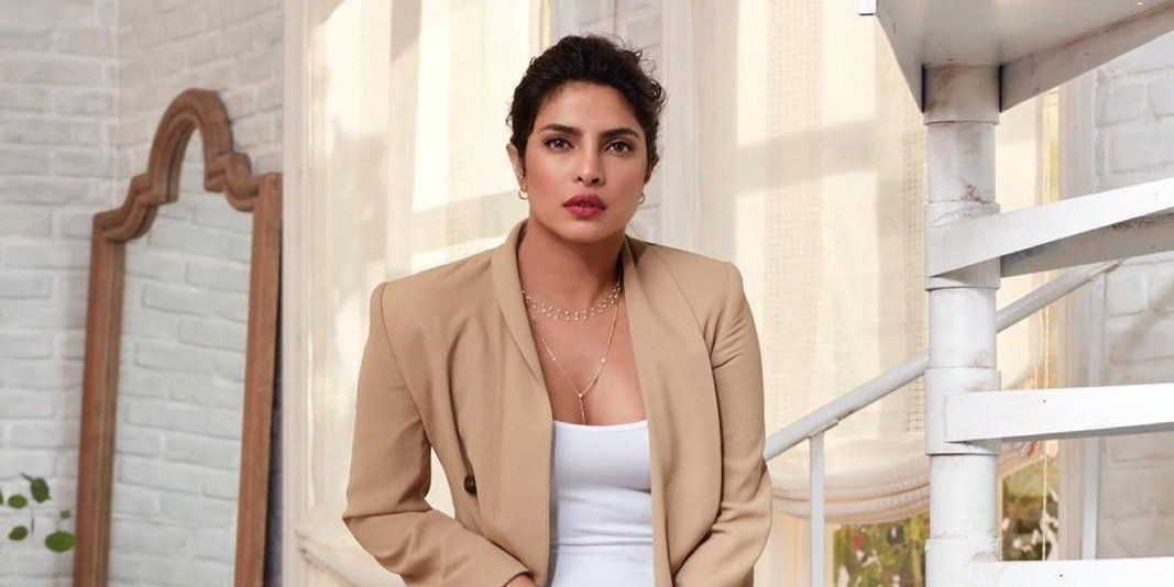 شاهد .. بريانكا شوبرا تخطف الأنظار بإطلالتها من دون ماكياج