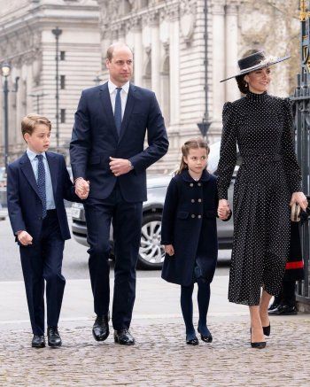 شاهد .. بالصورة - دوق ودوقة كامبريدج يشاركان مع العائلة في القداس التذكاري السنوي للأمير فيليب