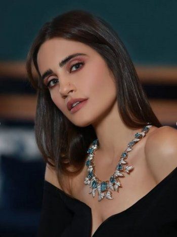 شاهد .. إيميه صياح بإطلالة خاطفة للأنظار.. والجمهور يتفاعل