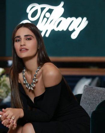 شاهد .. إيميه صياح بإطلالة خاطفة للأنظار.. والجمهور يتفاعل